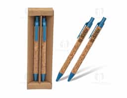 Kit ecológico com caneta e lapiseira de cortiça, acompanhados de estojo de papelão. A caneta possui carga esferográfica azul e acionamento por clique. Ideal para quem busca uma opção sustentável e funcional