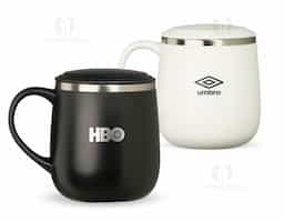 Caneca 370ml parede dupla em Inox, com pegador de plástico, contém tampa plástica para vedação e base com EVA antiderrapante.