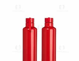 Garrafa térmica de inox com capacidade de 900 ml. Equipado com tampa rosqueável e alça colorida de silicone acoplada à tampa, combina funcionalidade e estilo para o transporte de suas bebidas.
