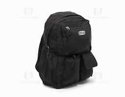 Mochila de poliéster de 25 litros com dois compartimentos, sendo o principal com um bolso raso para notebook de até 15,6 polegadas. A mochila possui um adaptador USB externo e quatro bolsos: dois laterais com elástico, um com velcro e um com cordão ajustável.