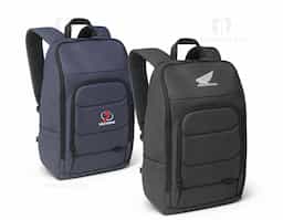 Mochila para notebook em 600D, poliéster reciclado (100% rPET), de alta densidade, com revestimento resistente à água e forro em 210D poliéster reciclado (100% rPET). Possui um compartimento principal com diversos bolsos e 2 divisórias almofadadas para notebook até 16" e tablet até 10.1". Bolso frontal com zíper com divisórias interiores. Bolso lateral ideal para transportar a sua squeeze. A parte posterior tem um acolchoamento extra e incorpora uma alça para trolley em caso de necessidade. Faixa refletora na parte da frente da mochila. Capacidade até 19 L. 300 x 460 x 160 mm