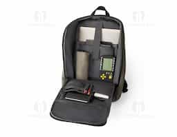 Mochila para notebook em 600D, poliéster reciclado (100% rPET), de alta densidade, com revestimento resistente à água e forro em 210D poliéster reciclado (100% rPET). Possui um compartimento principal com diversos bolsos e 2 divisórias almofadadas para notebook até 16" e tablet até 10.1". Bolso frontal com zíper com divisórias interiores. Bolso lateral ideal para transportar a sua squeeze. A parte posterior tem um acolchoamento extra e incorpora uma alça para trolley em caso de necessidade. Faixa refletora na parte da frente da mochila. Capacidade até 19 L. 300 x 460 x 160 mm
