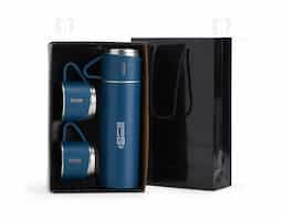 Kit garrafa térmica 450ml com duas tampas extras que podem ser utilizadas como xícaras. Garrafa produzida em inox com base antiderrapante e tampas de inox com revestimento plástico. Acompanha sacola de papel com berço de papelão para acomodação das peças.
