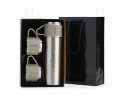 Kit garrafa térmica 450ml com duas tampas extras que podem ser utilizadas como xícaras. Garrafa produzida em inox com base antiderrapante e tampas de inox com revestimento plástico. Acompanha sacola de papel com berço de papelão para acomodação das peças.