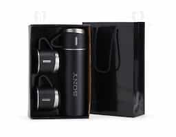 Kit garrafa térmica 450ml com duas tampas extras que podem ser utilizadas como xícaras. Garrafa produzida em inox com base antiderrapante e tampas de inox com revestimento plástico. Acompanha sacola de papel com berço de papelão para acomodação das peças.