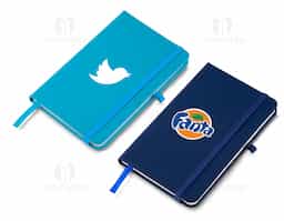 Moleskine material sintético com capa dura e marca página com 80 folhas pautadas.