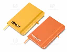 Moleskine material sintético com capa dura e marca página com 80 folhas pautadas.