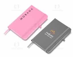 Moleskine material sintético com capa dura e marca página com 80 folhas pautadas.