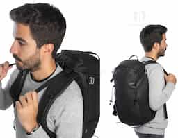Mochila estilo hiking para utilização diária em ambientes urbanos, esportes ou desportos ao ar livre. O design funcional aliado à qualidade e resistência dos materiais fazem desta mochila um produto único. Composta por 600D poliéster reciclado (100% rPET) com revestimento resistente à água. A mochila tem compartimento posterior totalmente almofadado para notebook até 14” e compartimento principal com bolso multifunções em 210D poliéster reciclado (100% rPET). Bolsos laterais em tela mesh e bolso superior com zíper. Possui características particulares como presilhas multifuncionais, correias para controlo do peso, cinta peitoral. Capacidade até 18 L. 280 x 455 x 160 mm