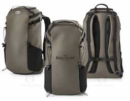 Mochila estilo hiking para utilização diária em ambientes urbanos, esportes ou desportos ao ar livre. O design funcional aliado à qualidade e resistência dos materiais fazem desta mochila um produto único. Composta por 600D poliéster reciclado (100% rPET) com revestimento resistente à água. A mochila tem compartimento posterior totalmente almofadado para notebook até 14” e compartimento principal com bolso multifunções em 210D poliéster reciclado (100% rPET). Bolsos laterais em tela mesh e bolso superior com zíper. Possui características particulares como presilhas multifuncionais, correias para controlo do peso, cinta peitoral. Capacidade até 18 L. 280 x 455 x 160 mm