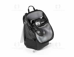 Mochila estilo hiking para utilização diária em ambientes urbanos, esportes ou desportos ao ar livre. O design funcional aliado à qualidade e resistência dos materiais fazem desta mochila um produto único. Composta por 600D poliéster reciclado (100% rPET) com revestimento resistente à água. A mochila tem compartimento posterior totalmente almofadado para notebook até 14” e compartimento principal com bolso multifunções em 210D poliéster reciclado (100% rPET). Bolsos laterais em tela mesh e bolso superior com zíper. Possui características particulares como presilhas multifuncionais, correias para controlo do peso, cinta peitoral. Capacidade até 18 L. 280 x 455 x 160 mm
