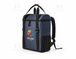 Mochila térmica almofadada em 600D ripstop em poliéster reciclado (100% rPET). É composta por 2 correias frontais que facilitam no transporte de objetos, 1 compartimento principal espaçoso com fecho duplo, 2 bolsos laterais em tela mesh para pequenos objetos e alças ajustáveis para assegurar um maior conforto no transporte. O interior forrado em PEVA garante um bom isolamento térmico permitindo a conservação do frio por mais tempo e a sua higienização. A robustez dos materiais que a compõe conferem-lhe uma grande resistência e durabilidade, pensado para as necessidades do dia a dia. Capacidade até 16 L. Certificação EU Food Grade. 280 x 400 x160 mm
