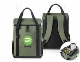 Mochila térmica almofadada em 600D ripstop em poliéster reciclado (100% rPET). É composta por 2 correias frontais que facilitam no transporte de objetos, 1 compartimento principal espaçoso com fecho duplo, 2 bolsos laterais em tela mesh para pequenos objetos e alças ajustáveis para assegurar um maior conforto no transporte. O interior forrado em PEVA garante um bom isolamento térmico permitindo a conservação do frio por mais tempo e a sua higienização. A robustez dos materiais que a compõe conferem-lhe uma grande resistência e durabilidade, pensado para as necessidades do dia a dia. Capacidade até 16 L. Certificação EU Food Grade. 280 x 400 x160 mm