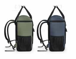 Mochila térmica almofadada em 600D ripstop em poliéster reciclado (100% rPET). É composta por 2 correias frontais que facilitam no transporte de objetos, 1 compartimento principal espaçoso com fecho duplo, 2 bolsos laterais em tela mesh para pequenos objetos e alças ajustáveis para assegurar um maior conforto no transporte. O interior forrado em PEVA garante um bom isolamento térmico permitindo a conservação do frio por mais tempo e a sua higienização. A robustez dos materiais que a compõe conferem-lhe uma grande resistência e durabilidade, pensado para as necessidades do dia a dia. Capacidade até 16 L. Certificação EU Food Grade. 280 x 400 x160 mm