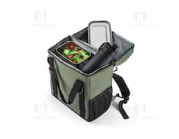 Mochila térmica almofadada em 600D ripstop em poliéster reciclado (100% rPET). É composta por 2 correias frontais que facilitam no transporte de objetos, 1 compartimento principal espaçoso com fecho duplo, 2 bolsos laterais em tela mesh para pequenos objetos e alças ajustáveis para assegurar um maior conforto no transporte. O interior forrado em PEVA garante um bom isolamento térmico permitindo a conservação do frio por mais tempo e a sua higienização. A robustez dos materiais que a compõe conferem-lhe uma grande resistência e durabilidade, pensado para as necessidades do dia a dia. Capacidade até 16 L. Certificação EU Food Grade. 280 x 400 x160 mm