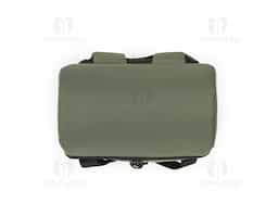 Mochila térmica almofadada em 600D ripstop em poliéster reciclado (100% rPET). É composta por 2 correias frontais que facilitam no transporte de objetos, 1 compartimento principal espaçoso com fecho duplo, 2 bolsos laterais em tela mesh para pequenos objetos e alças ajustáveis para assegurar um maior conforto no transporte. O interior forrado em PEVA garante um bom isolamento térmico permitindo a conservação do frio por mais tempo e a sua higienização. A robustez dos materiais que a compõe conferem-lhe uma grande resistência e durabilidade, pensado para as necessidades do dia a dia. Capacidade até 16 L. Certificação EU Food Grade. 280 x 400 x160 mm