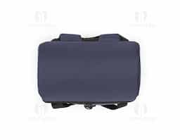 Mochila térmica almofadada em 600D ripstop em poliéster reciclado (100% rPET). É composta por 2 correias frontais que facilitam no transporte de objetos, 1 compartimento principal espaçoso com fecho duplo, 2 bolsos laterais em tela mesh para pequenos objetos e alças ajustáveis para assegurar um maior conforto no transporte. O interior forrado em PEVA garante um bom isolamento térmico permitindo a conservação do frio por mais tempo e a sua higienização. A robustez dos materiais que a compõe conferem-lhe uma grande resistência e durabilidade, pensado para as necessidades do dia a dia. Capacidade até 16 L. Certificação EU Food Grade. 280 x 400 x160 mm