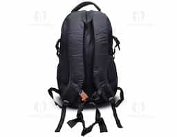 Leve tudo e mais um pouco com a nossa mochila de poliéster de 43 litros. Espaçosa e eficiente, possui três compartimentos, sendo o principal com um bolso para notebook de até 15,6 polegadas. Conta com divisórias internas para manter acessórios organizados e bolsos laterais de tela para acesso fácil aos itens essenciais. Esse modelo possui revestimento espumado nas costas para maior conforto e, para sua segurança, tem um detalhe refletivo na parte frontal, aumentando sua visibilidade em condições de pouca luz. Além disso, há um apito integrado em uma das fivelas, e as alças de compressão e compensação ajudam a distribuir o peso de forma equilibrada.