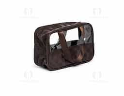 Nécessaire de PVC e couro sintético impermeável em xadrez . Possui visor transparente e duas alças laterais de mão em nylon.