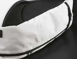 Mochila em 290T poliéster reciclado (100% rPET), em sarja com forro em 210D poliéster reciclado (100% rPET). Contém 1 compartimento principal e 1 compartimento inferior ideal para guardar sapatos. Mochila totalmente forrada com costas e alças almofadadas. Contém duas faixas pretas refletoras na parte da frente. Capacidade até 25 L. 300 x 480 x 210 mm