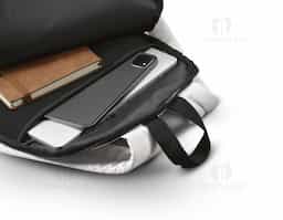 Mochila em 290T poliéster reciclado (100% rPET), em sarja com forro em 210D poliéster reciclado (100% rPET). Contém compartimento posterior com divisória para notebook até 15" e compartimento frontal totalmente forrado. Parte posterior e alças almofadadas. Contém duas faixas pretas refletoras na parte frontal. Capacidade até 18 L. 300 x 470 x 150 mm