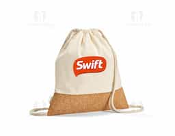 Sacola tipo mochila em 70% algodão reciclado e 30% poliéster reciclado (180 g/m²) com base em cortiça. Alças em algodão. 370 x 410 mm