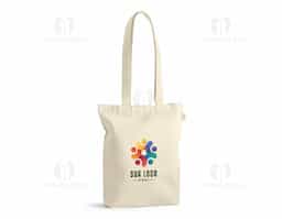 Sacola feita de 100% algodão reciclado (140 g/m²) com alças de 75 cm de comprimento. Dimensões: 380 x 420 x 100 mm. Ideal para uso diário, oferecendo durabilidade e sustentabilidade em um design funcional.