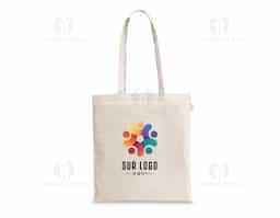 Sacola confeccionada em 100% algodão reciclado (140 g/m²), com alças de 65 cm. Medidas: 380 x 420 mm. Ideal para quem busca um produto sustentável e resistente para uso diário.