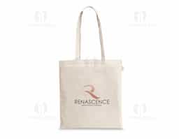 Sacola confeccionada em 100% algodão reciclado (140 g/m²), com alças de 65 cm. Medidas: 380 x 420 mm. Ideal para quem busca um produto sustentável e resistente para uso diário.