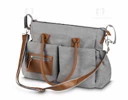 Mochila funcional em poliéster e couro sintético, equipada com compartimento principal com divisórias para organização. Possui alças de ombro e de mão, além de quatro bolsos laterais para armazenamento adicional. Ideal para uso diário e versátil.