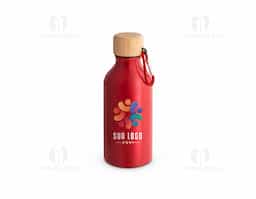 Squeeze em alumínio 100% reciclado com cor sólida brilhante. A squeeze tem uma tampa em bambu, à prova de água, e mosquetão que facilita o transporte. Capacidade até 400 mL. Caixa branca 94656 vendida opcionalmente. Certificação EU Food Grade. A cor e o resultado da impressão nos materiais naturais pode variar entre produtos. ø66 x 171 mm