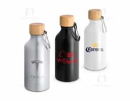 Squeeze em alumínio 100% reciclado com cor sólida brilhante. A squeeze tem uma tampa em bambu, à prova de água, e mosquetão que facilita o transporte. Capacidade até 400 mL. Caixa branca 94656 vendida opcionalmente. Certificação EU Food Grade. A cor e o resultado da impressão nos materiais naturais pode variar entre produtos. ø66 x 171 mm