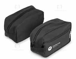 Necessaire feita em algodão reciclado, proporcionando um toque sustentável e ecológico. Compacta e prática, é ideal para organizar pequenos itens pessoais. O tecido de algodão reciclado confere durabilidade ao produto, além de contribuir para a redução do impacto ambiental.