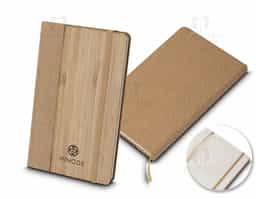 Caderno de anotações com capa em fibra de bambu, que oferece um toque natural e elegante. Possui elástico para fechamento e 80 folhas pautadas na cor bege, ideal para anotações diárias.