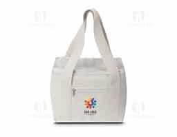 Bolsa térmica em algodão cru, equipada com um bolso frontal e alça de mão para fácil transporte. O compartimento interno é soldado, garantindo maior eficiência térmica e conservação dos alimentos.