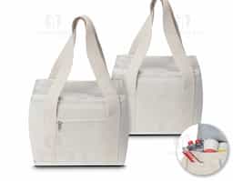 Bolsa térmica em algodão cru, equipada com um bolso frontal e alça de mão para fácil transporte. O compartimento interno é soldado, garantindo maior eficiência térmica e conservação dos alimentos.