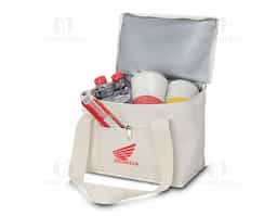 Bolsa térmica em algodão cru, equipada com um bolso frontal e alça de mão para fácil transporte. O compartimento interno é soldado, garantindo maior eficiência térmica e conservação dos alimentos.