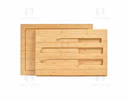 Conjunto de tábuas em bambu com 3 facas inclusas. Composto por duas tábuas: a tábua exterior e a tábua interior que assume duas funcionalidades - um compartimento para três facas inclusas (faca de legumes, faca de pão, faca de cozinha) e como tábua de corte.
