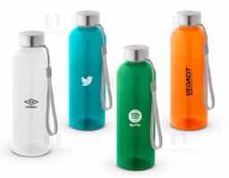 Squeeze em rPET 100% reciclado e tampa em aço inox, com pega em corda para facilitar o transporte. Capacidade até 580 mL. Caixa branca 94656 vendida opcionalmente. Certificação EU Food Grade. ø65 x 210 mm