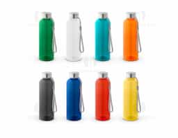 Squeeze em rPET 100% reciclado e tampa em aço inox, com pega em corda para facilitar o transporte. Capacidade até 580 mL. Caixa branca 94656 vendida opcionalmente. Certificação EU Food Grade. ø65 x 210 mm