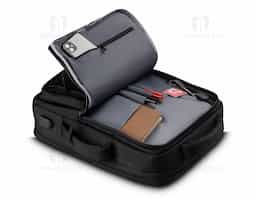 Mochila produzida em tecido de poliéster, alça de ombro e mão acolchoada,2 bolsos frontais e divisórias internas, aceita notebooks de até 15,6", porta USB na lateral da mochila, possui engate para mala de viagem.