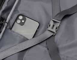 Mochila produzida em tecido de poliéster, alça de ombro e mão acolchoada,2 bolsos frontais e divisórias internas, aceita notebooks de até 15,6", porta USB na lateral da mochila, possui engate para mala de viagem.