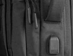 Mochila produzida em tecido de poliéster, alça de ombro e mão acolchoada,2 bolsos frontais e divisórias internas, aceita notebooks de até 15,6", porta USB na lateral da mochila, possui engate para mala de viagem.