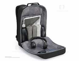 Mochila premium, produzida com poliéster acolchoado, alças de ombro acolchoadas, interior com divisórias, bolso frontal com zíper e na parte das costas uma divisória atrás do engate para mala de viagem, aceita notebook de até 15,6”.