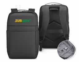 Mochila premium, produzida com poliéster acolchoado, alças de ombro acolchoadas, interior com divisórias, engate para mala de viagem, aceita notebook de até 15,6”.