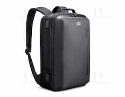 Mochila premium, produzida com poliéster acolchoado, alças de ombro acolchoadas, interior com divisórias com zíper para acomodar pequenos objetos, bolso frontal com zíper e na parte das costas uma divisória atrás do engate para mala de viagem, aceita notebook de até 15,6”, porta USB na lateral.