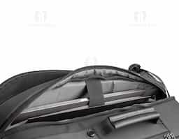 Mochila premium, produzida com poliéster acolchoado, alças de ombro acolchoadas, interior com divisórias com zíper para acomodar pequenos objetos, bolso frontal com zíper e na parte das costas uma divisória atrás do engate para mala de viagem, aceita notebook de até 15,6”, porta USB na lateral.