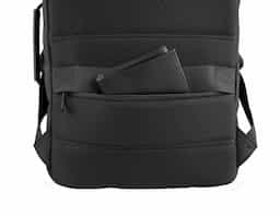 Mochila premium, produzida com poliéster acolchoado, alças de ombro acolchoadas, interior com divisórias com zíper para acomodar pequenos objetos, bolso frontal com zíper e na parte das costas uma divisória atrás do engate para mala de viagem, aceita notebook de até 15,6”, porta USB na lateral.