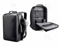 Mochila premium, produzida com poliéster acolchoado, alças de ombro acolchoadas, interior com divisórias com zíper para acomodar pequenos objetos, bolso frontal com zíper e na parte das costas uma divisória atrás do engate para mala de viagem, aceita notebook de até 15,6”, porta USB na lateral.