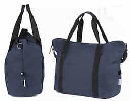 Mala esportiva feita de algodão reciclado. Possui um bolso frontal com zíper para fácil acesso, além de alça de mão e uma alça de ombro ajustável para maior conforto no transporte.